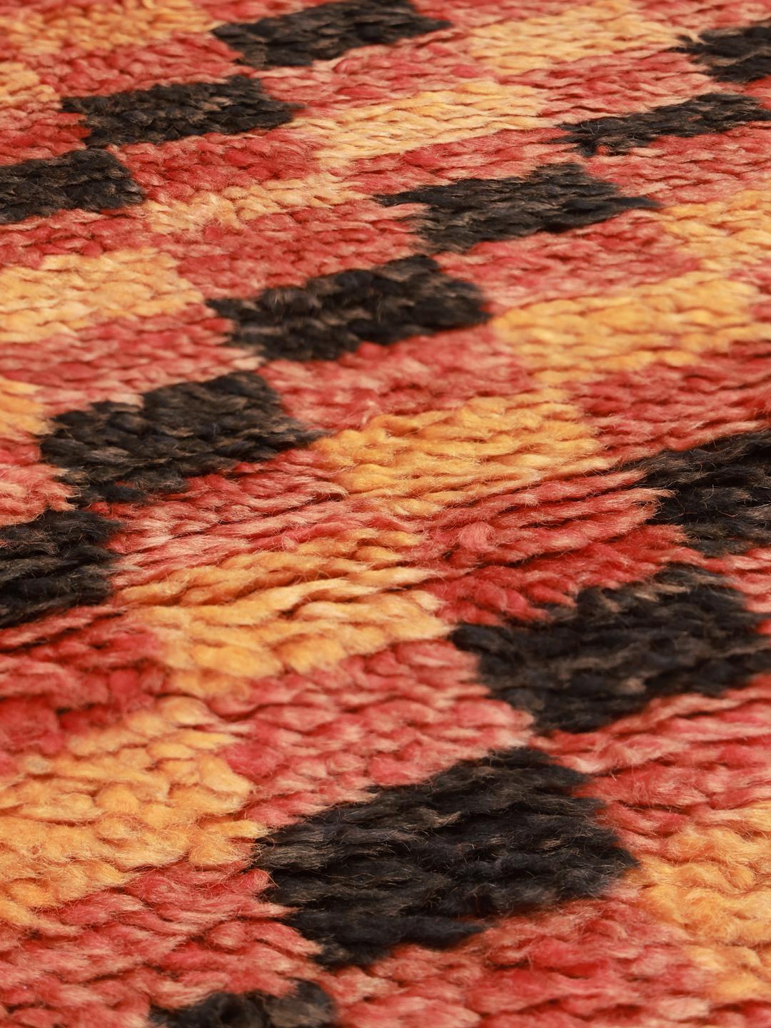 Handgeknoopt vintage Marokkaans vloerkleed met een geometrisch oranje en zwart patroon