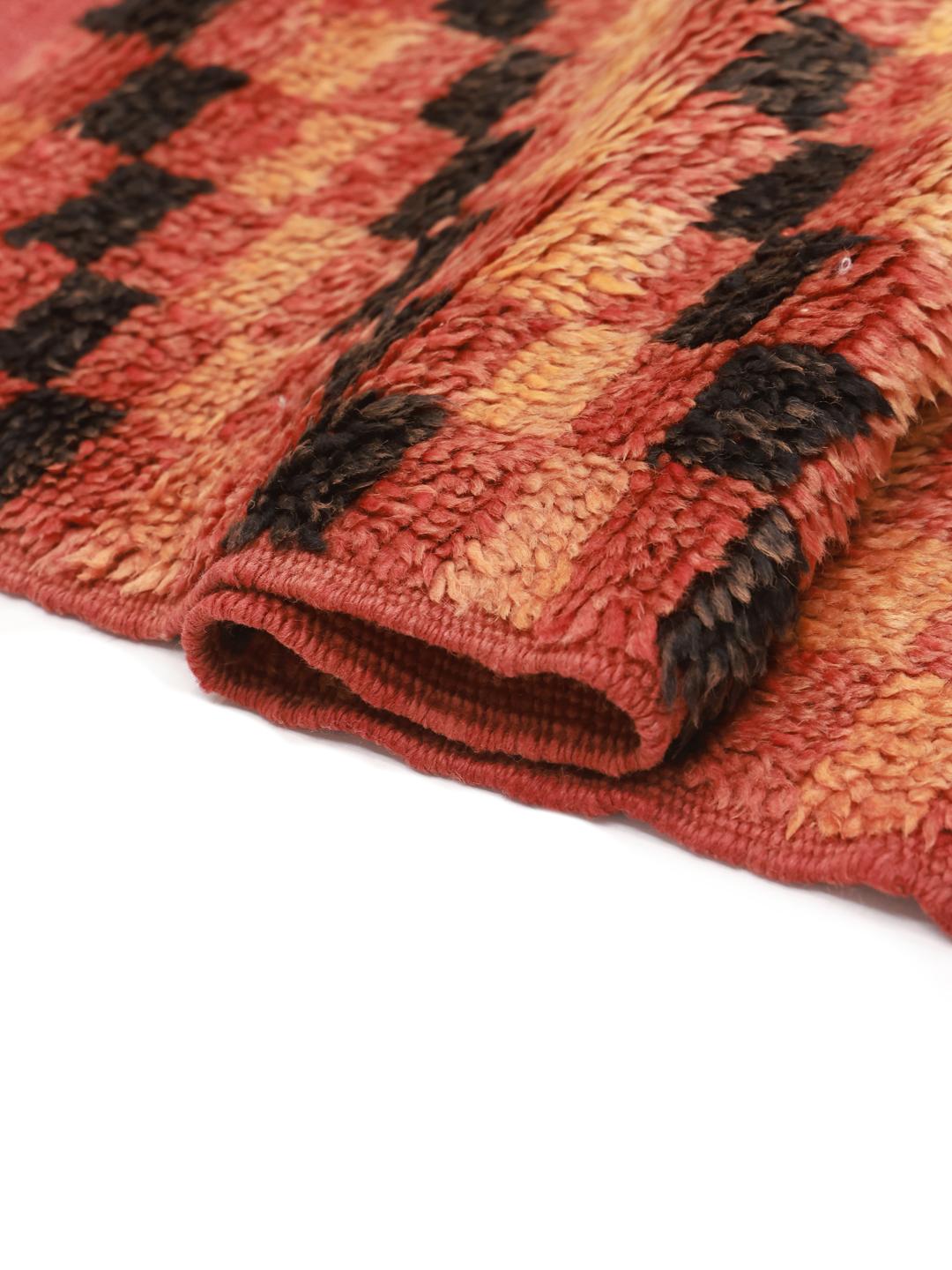 Handgeknoopt vintage Marokkaans vloerkleed met een geometrisch oranje en zwart patroon