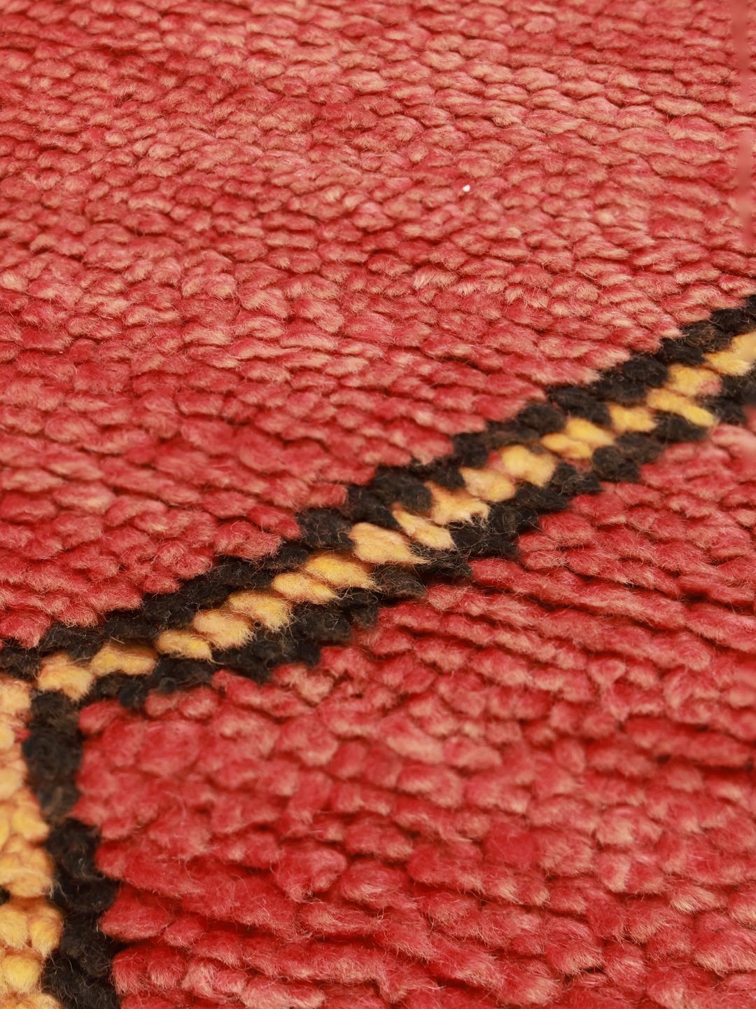 Vintage Marokkaans Berber tapijt met een ruitpatroon in rood en donkere tinten