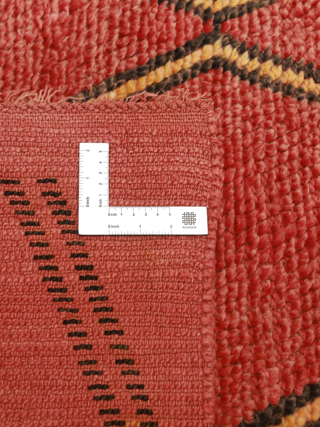 Vintage handgefertigter Berber Marokkanisch Teppich mit rotem Grund und geometrischen Motiven