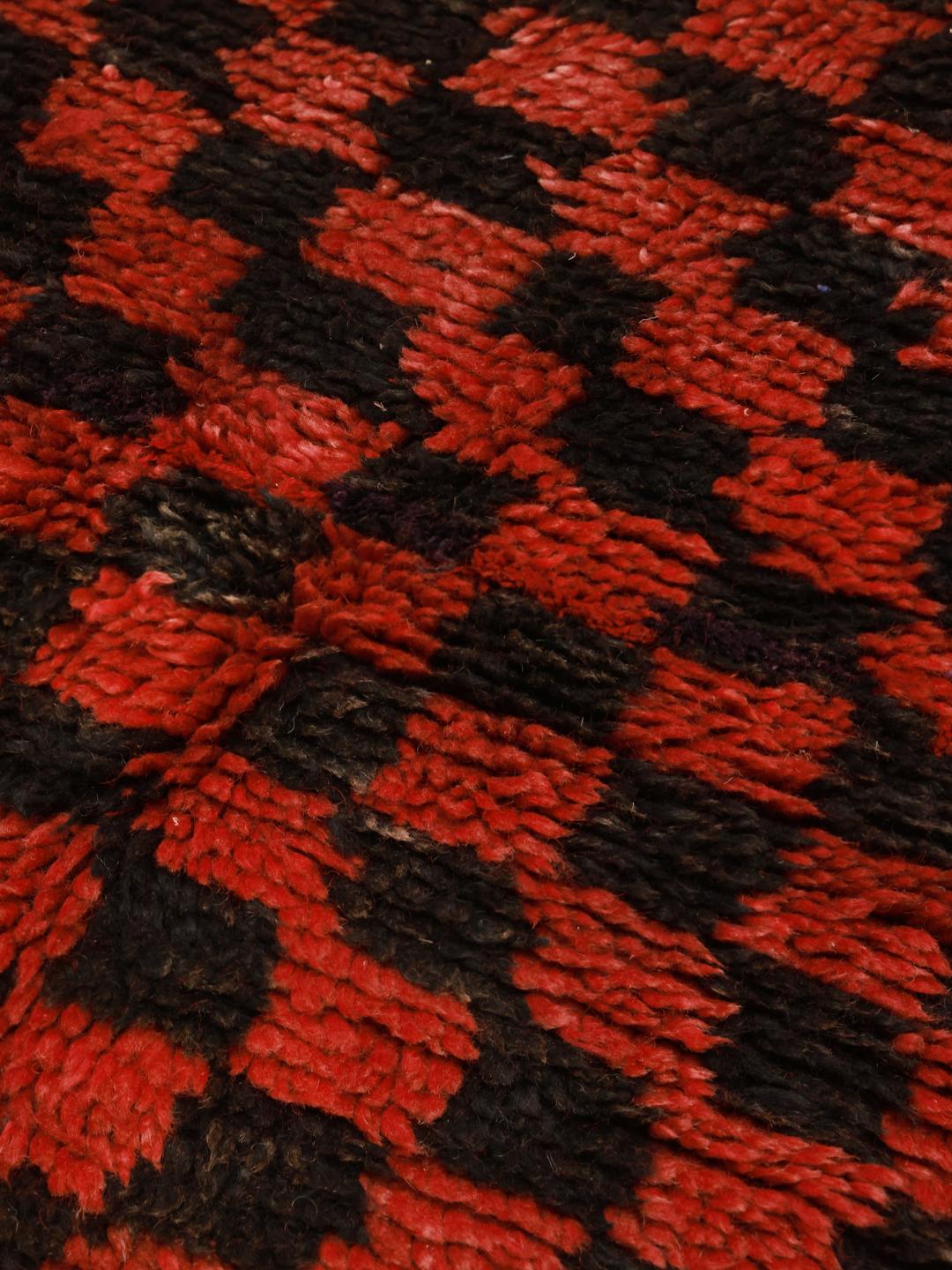 Vintage Marokkaans Berber tapijt met een rood en zwart schaakbordpatroon