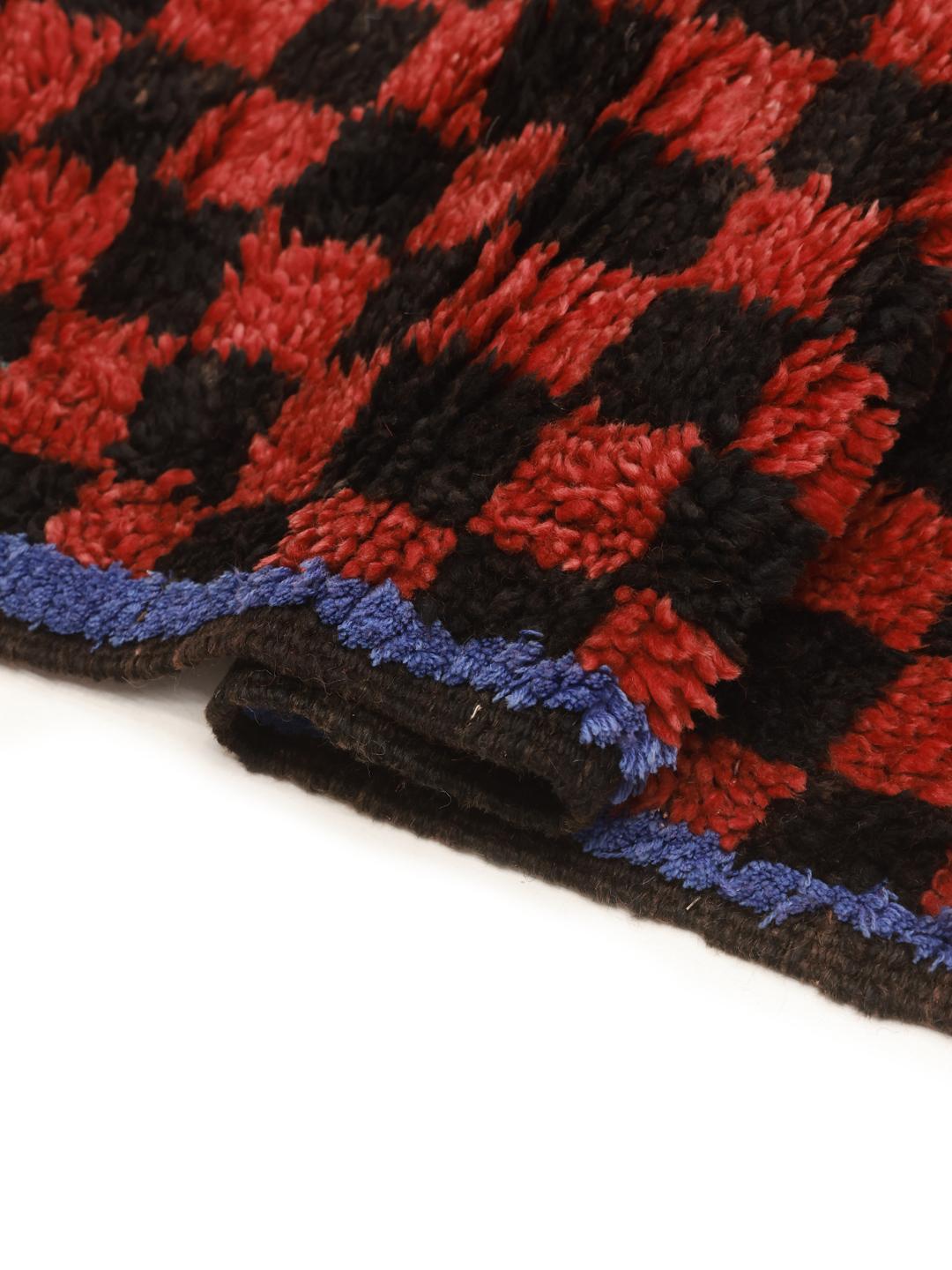 Vintage Marokkaans Berber tapijt met een rood en zwart schaakbordpatroon