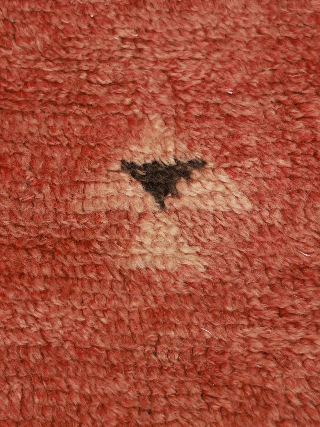 Handgeknüpfter Vintage-Teppich aus Marokko mit warmem rotem Wollflor und minimalistischen Bordürendetails.