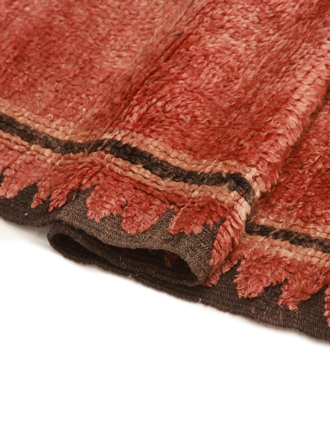 Handgeknüpfter Vintage-Teppich aus Marokko mit warmem rotem Wollflor und minimalistischen Bordürendetails.