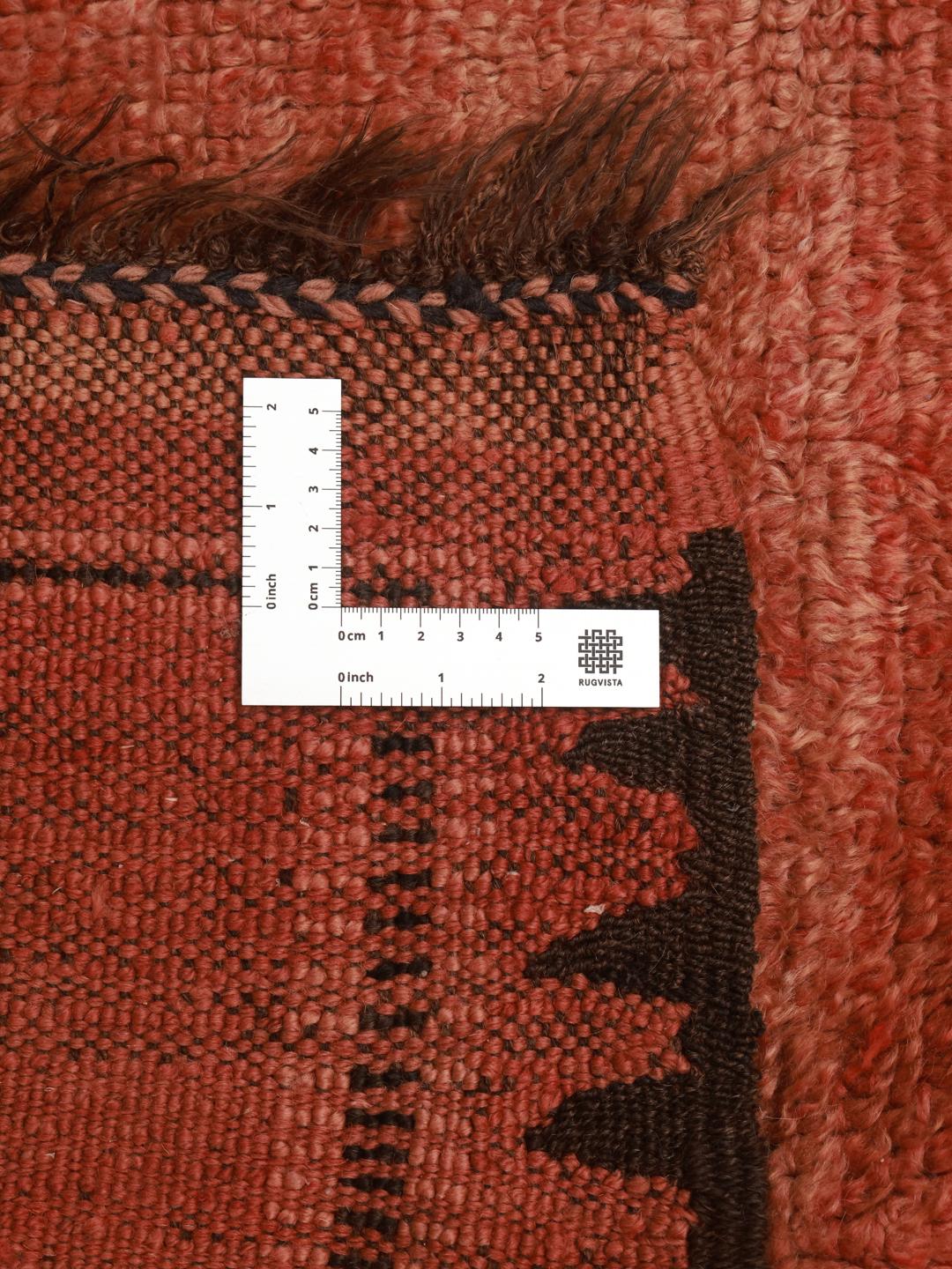 Handgeknüpfter Vintage-Teppich aus Marokko mit warmem rotem Wollflor und minimalistischen Bordürendetails.