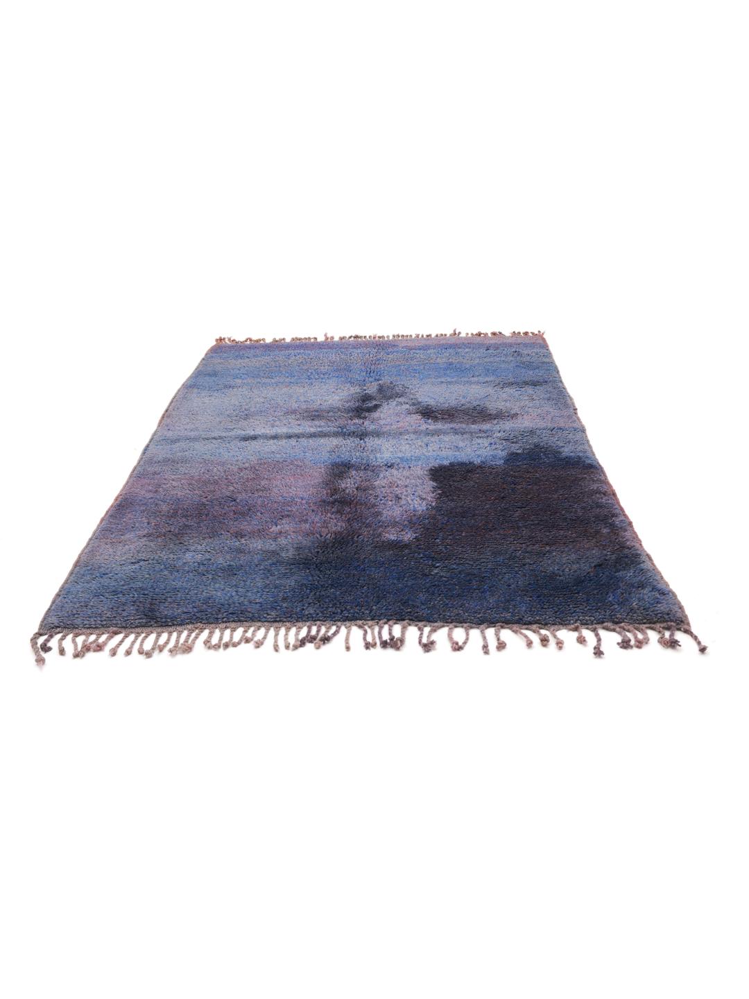 Handgefertigter marokkanischer Vintage-Teppich mit tiefblauem Wollflor und organischem Design