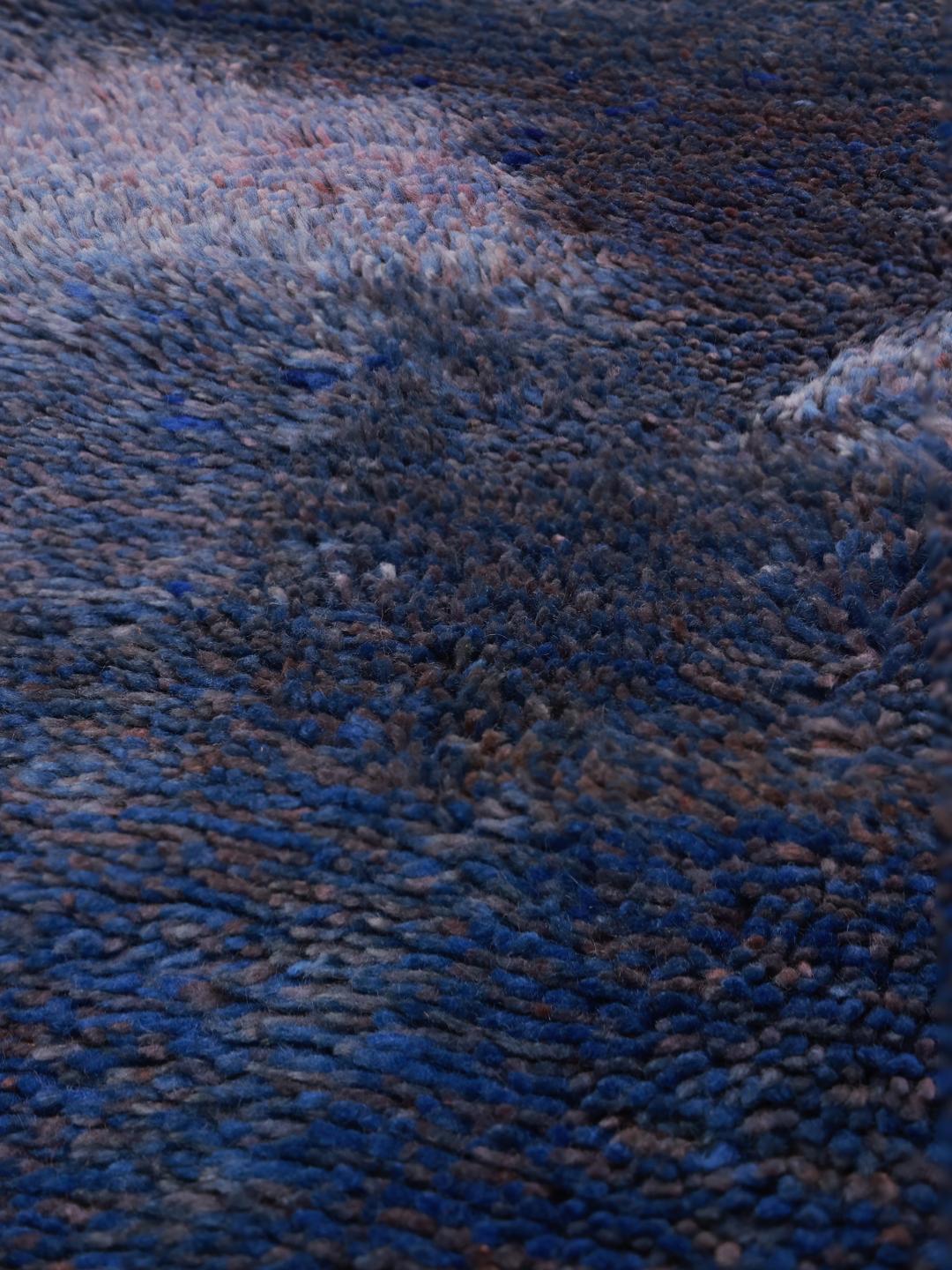 Handgefertigter marokkanischer Vintage-Teppich mit tiefblauem Wollflor und organischem Design