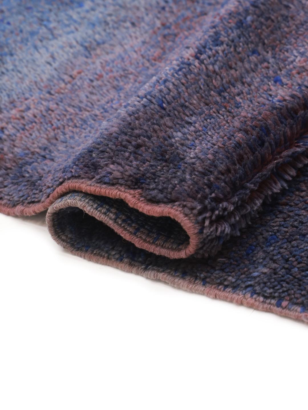 Handgefertigter marokkanischer Vintage-Teppich mit tiefblauem Wollflor und organischem Design
