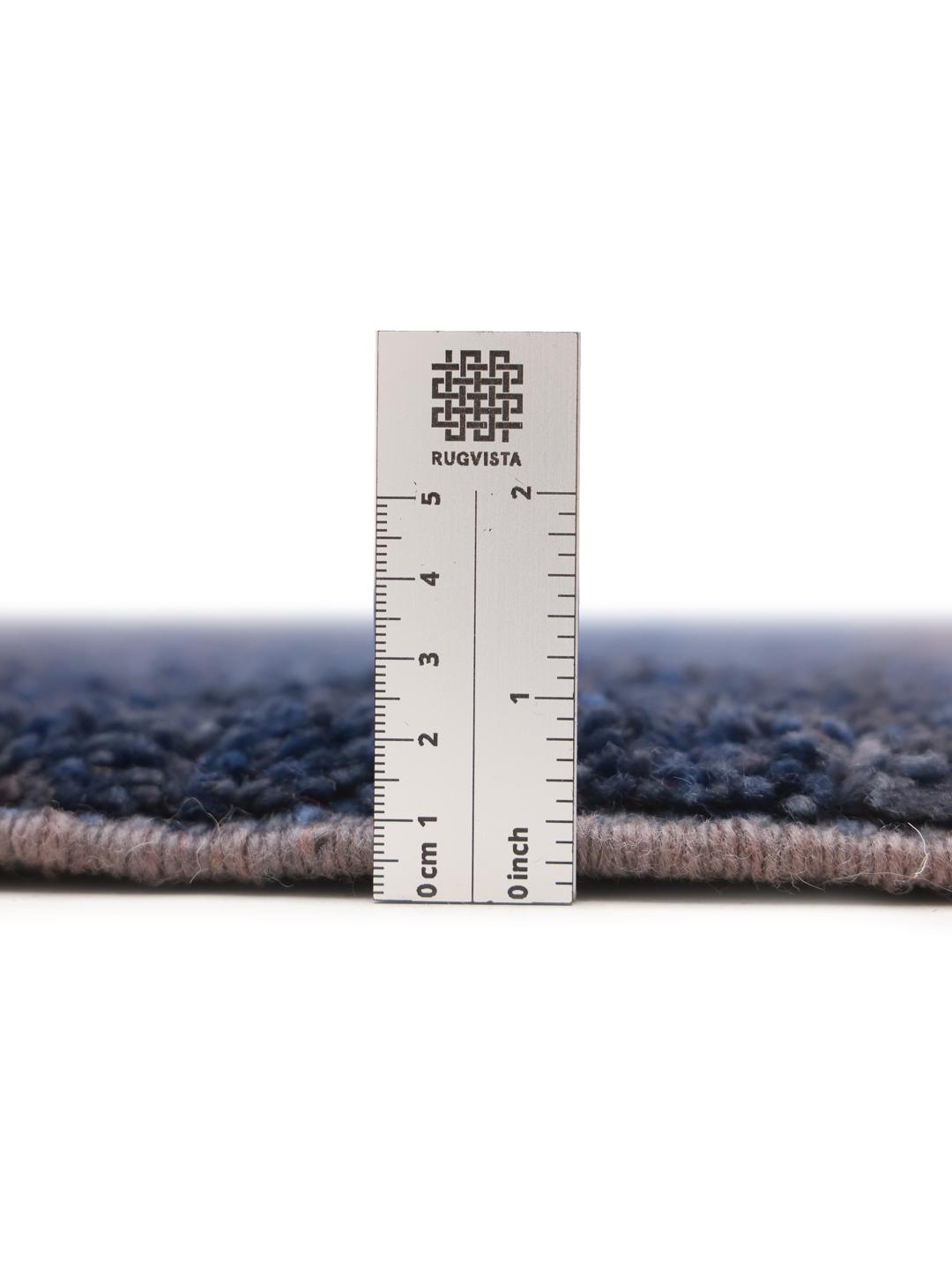 Handgefertigter marokkanischer Vintage-Teppich mit tiefblauem Wollflor und organischem Design