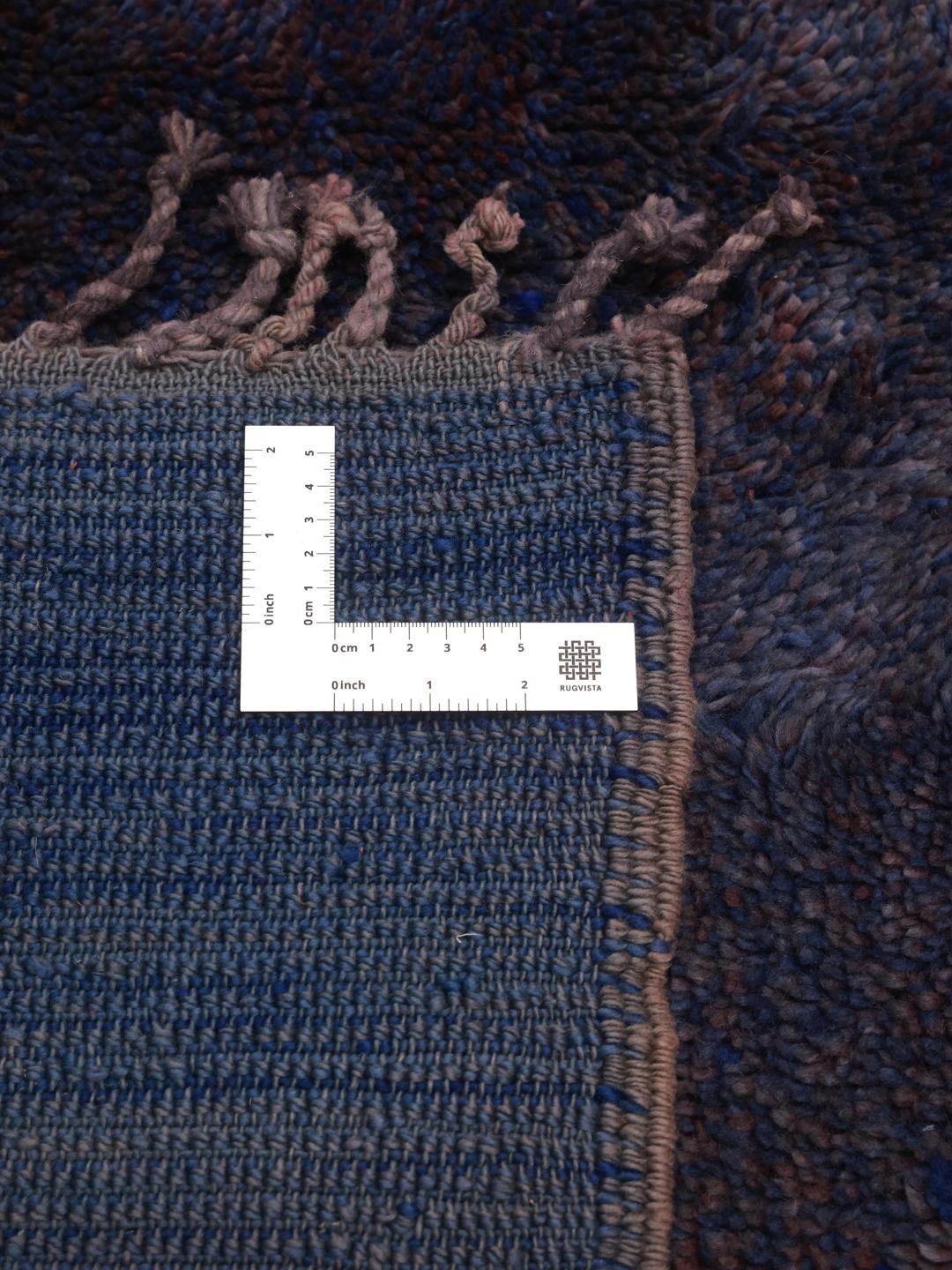 Handgefertigter marokkanischer Vintage-Teppich mit tiefblauem Wollflor und organischem Design