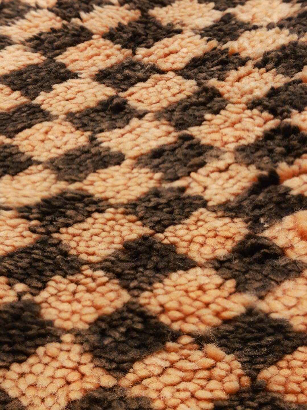 Vintage Berber marokkansk tæppe med et ternet mønster i beige og sort