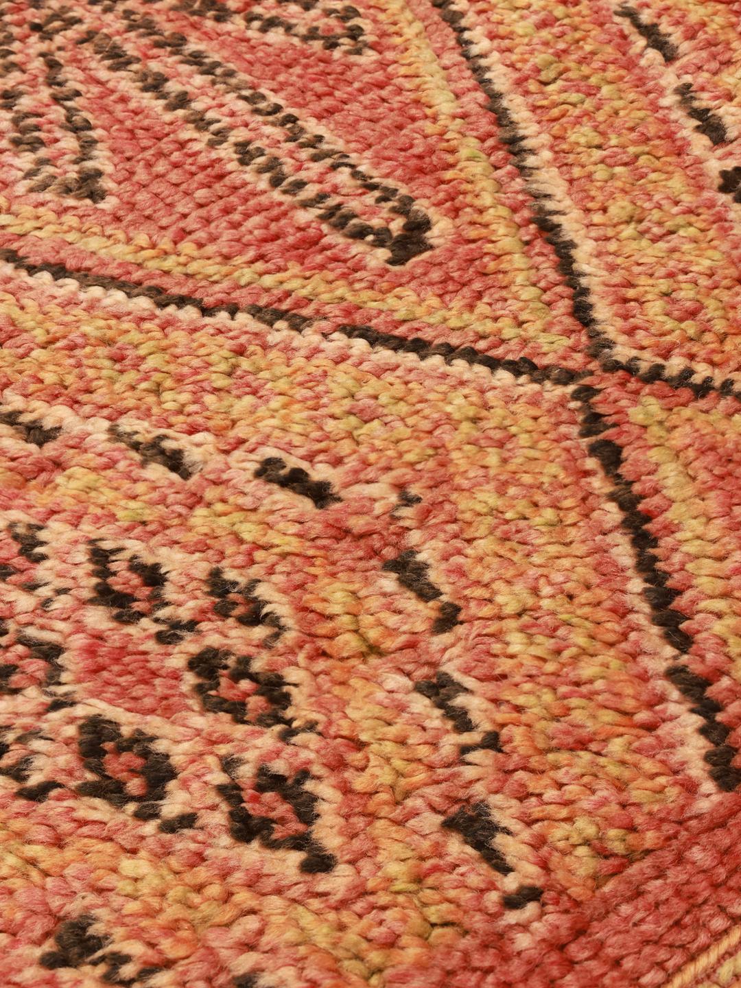 Vintage marokkansk Berber-tæppe med røde og geometriske mønstre