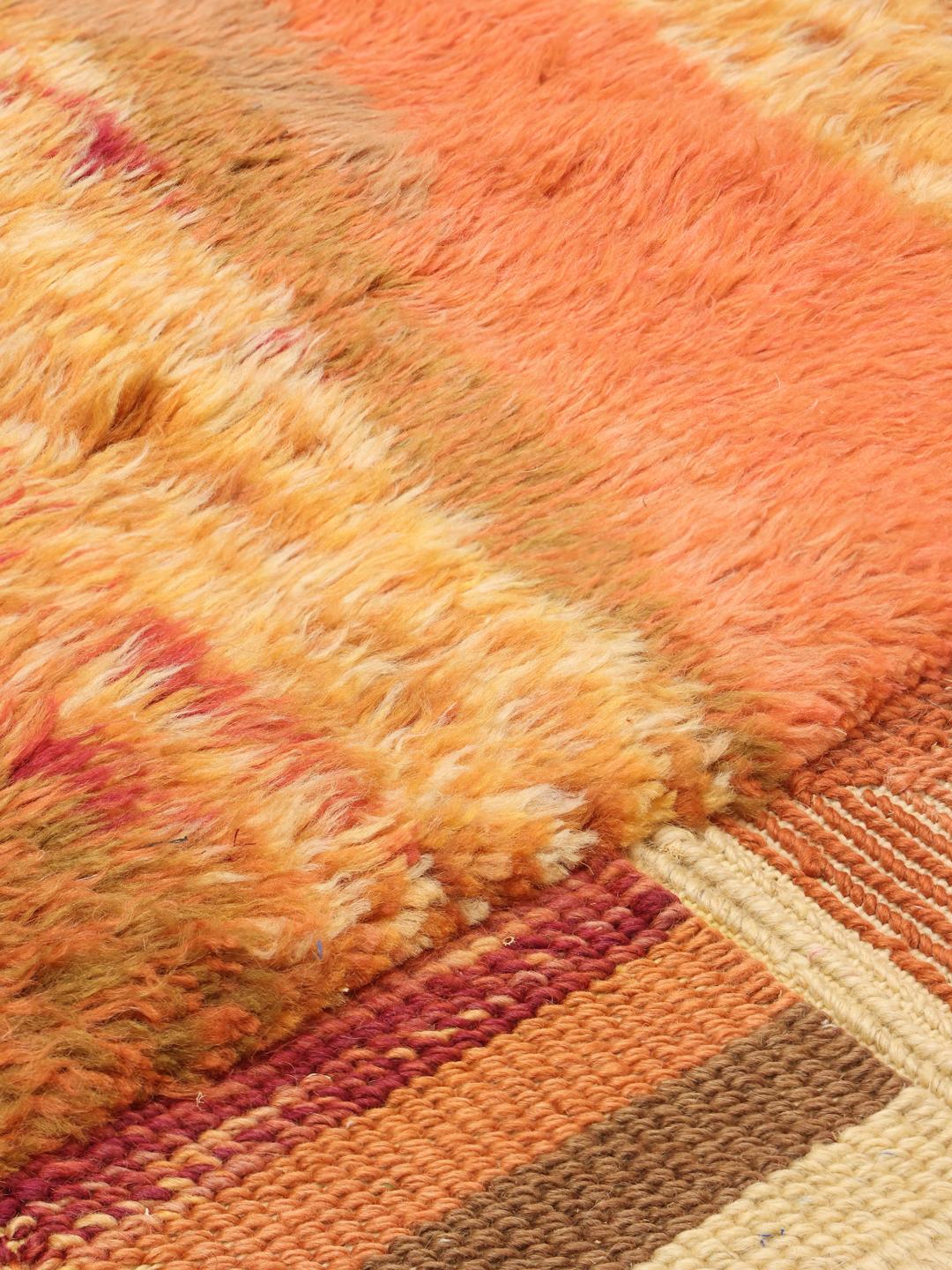 Handgeknoopt Berber Marokkaans tapijt in levendige oranje tinten uit Marokko