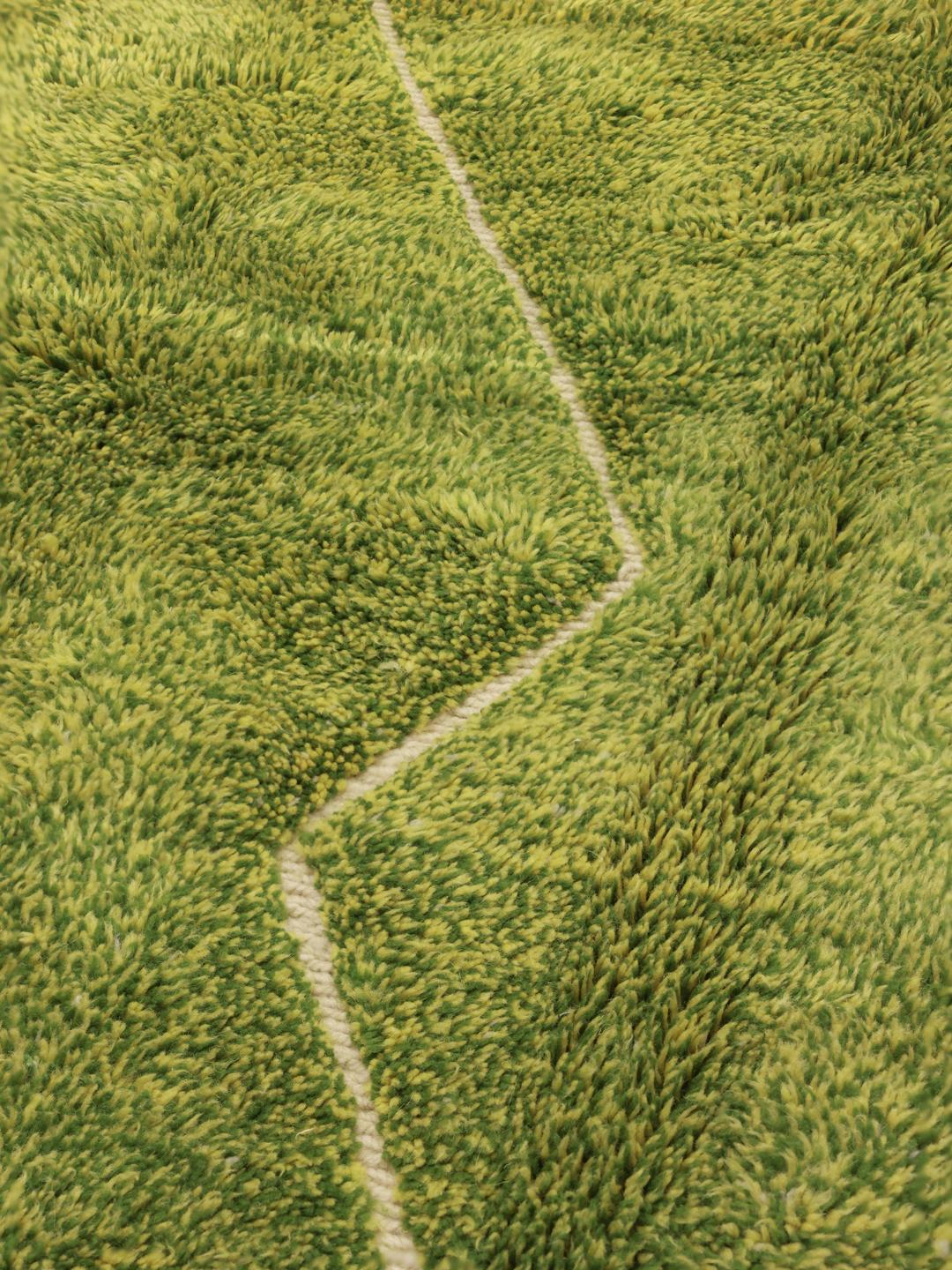 Håndknyttet Berber Moroccan-tæppe med en levende grøn flade og minimalistiske geometriske linjer