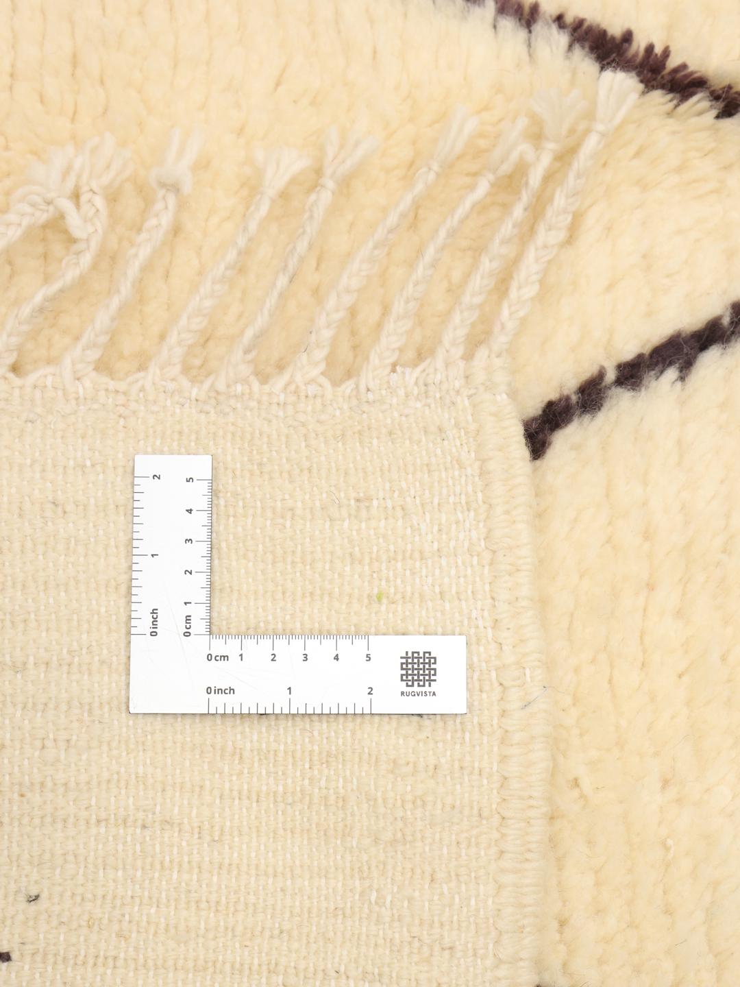Håndknyttet marokkansk Beni Ourain-uldtæppe med diamantmønster i beige og sort.