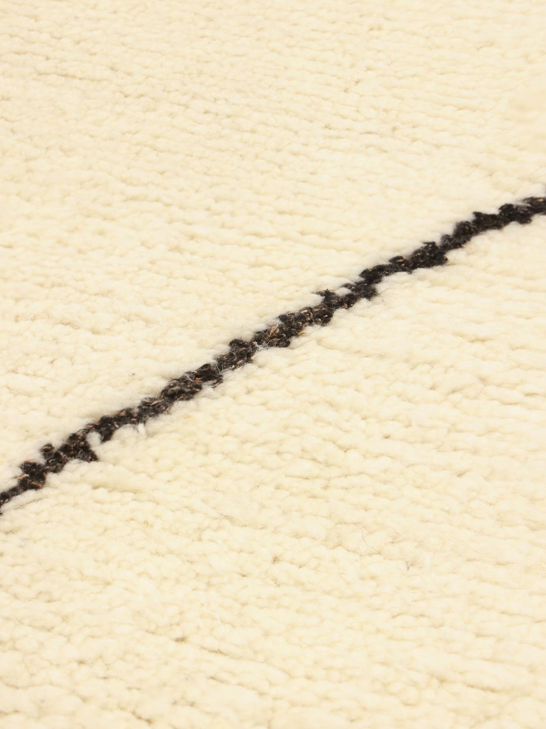 Tapis de couloir marocain noué à la main avec un motif losange dans des tons beige et sombres