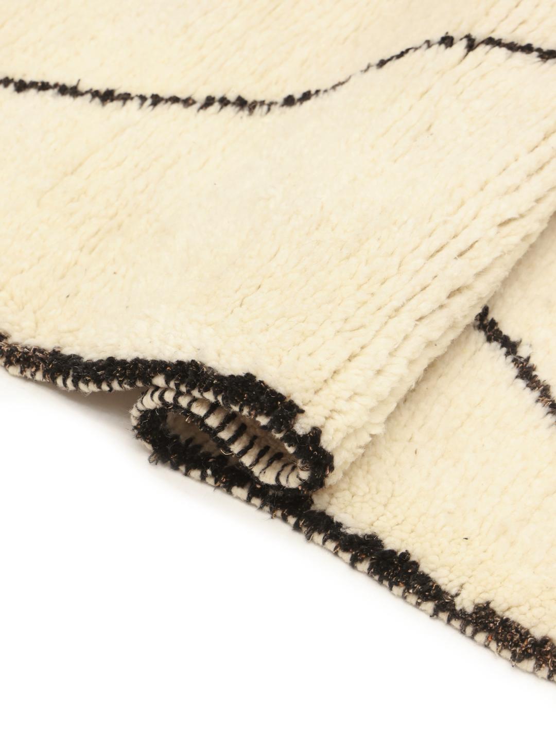 Tapis de couloir marocain noué à la main avec un motif losange dans des tons beige et sombres