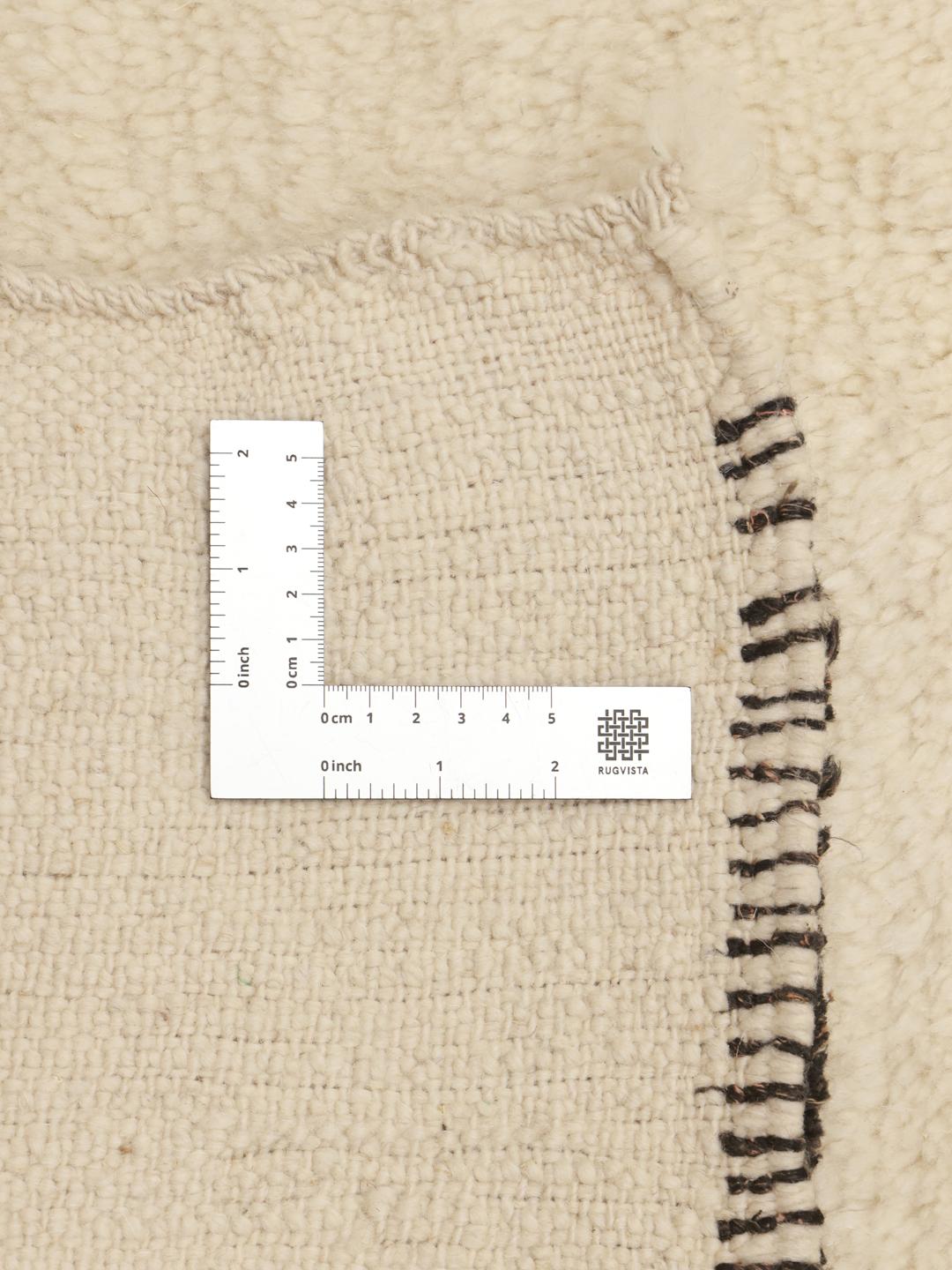 Tapis de couloir marocain noué à la main avec un motif losange dans des tons beige et sombres