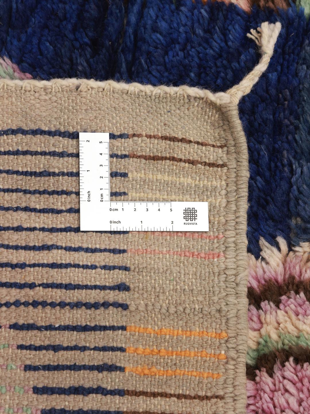 Håndknyttet marokkansk løber med blå bund og farverige geometriske diamanter