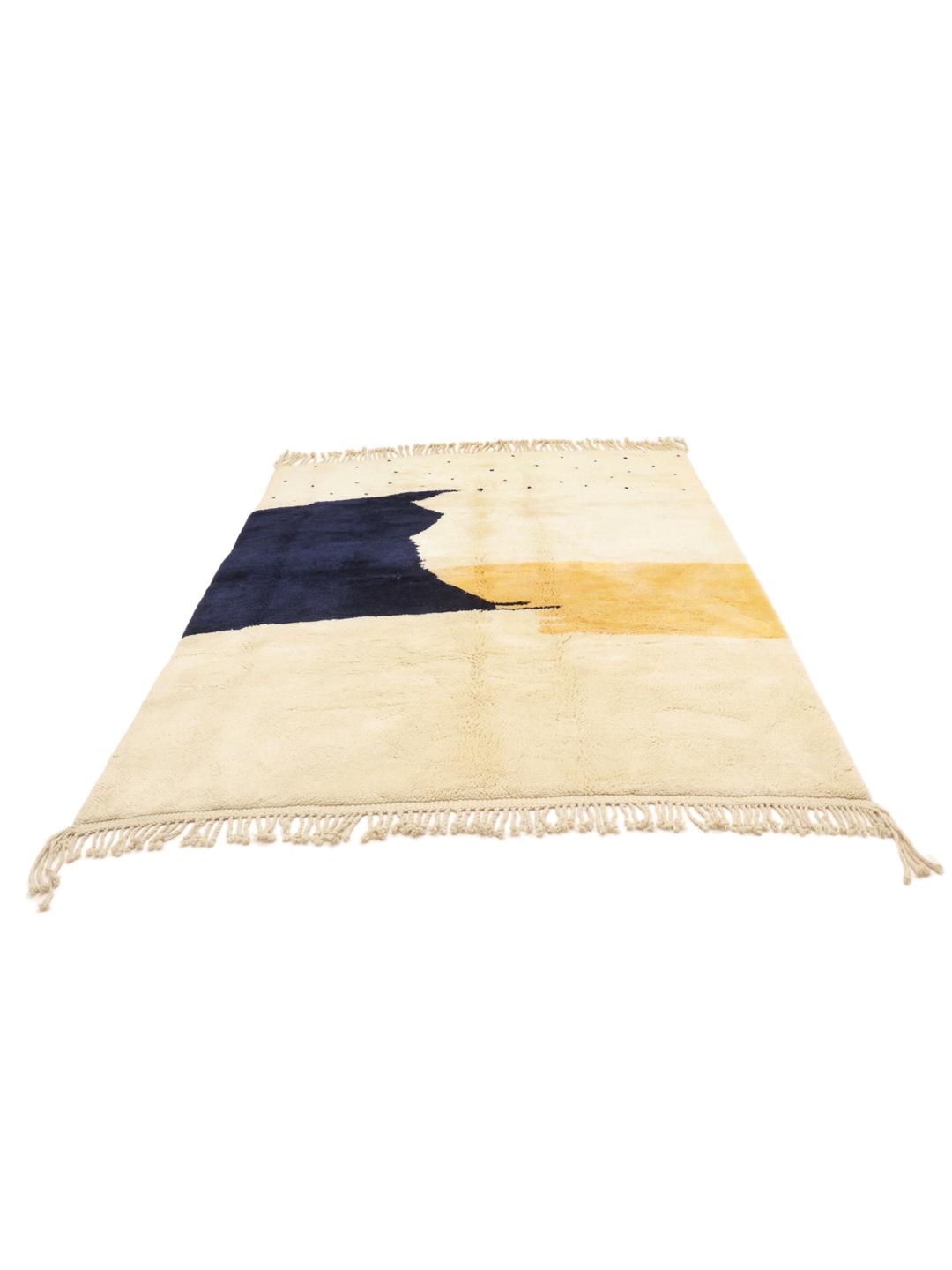 Handgeknoopt Marokkaans Berber tapijt met abstracte blauwe en gele motieven op een beige achtergrond.
