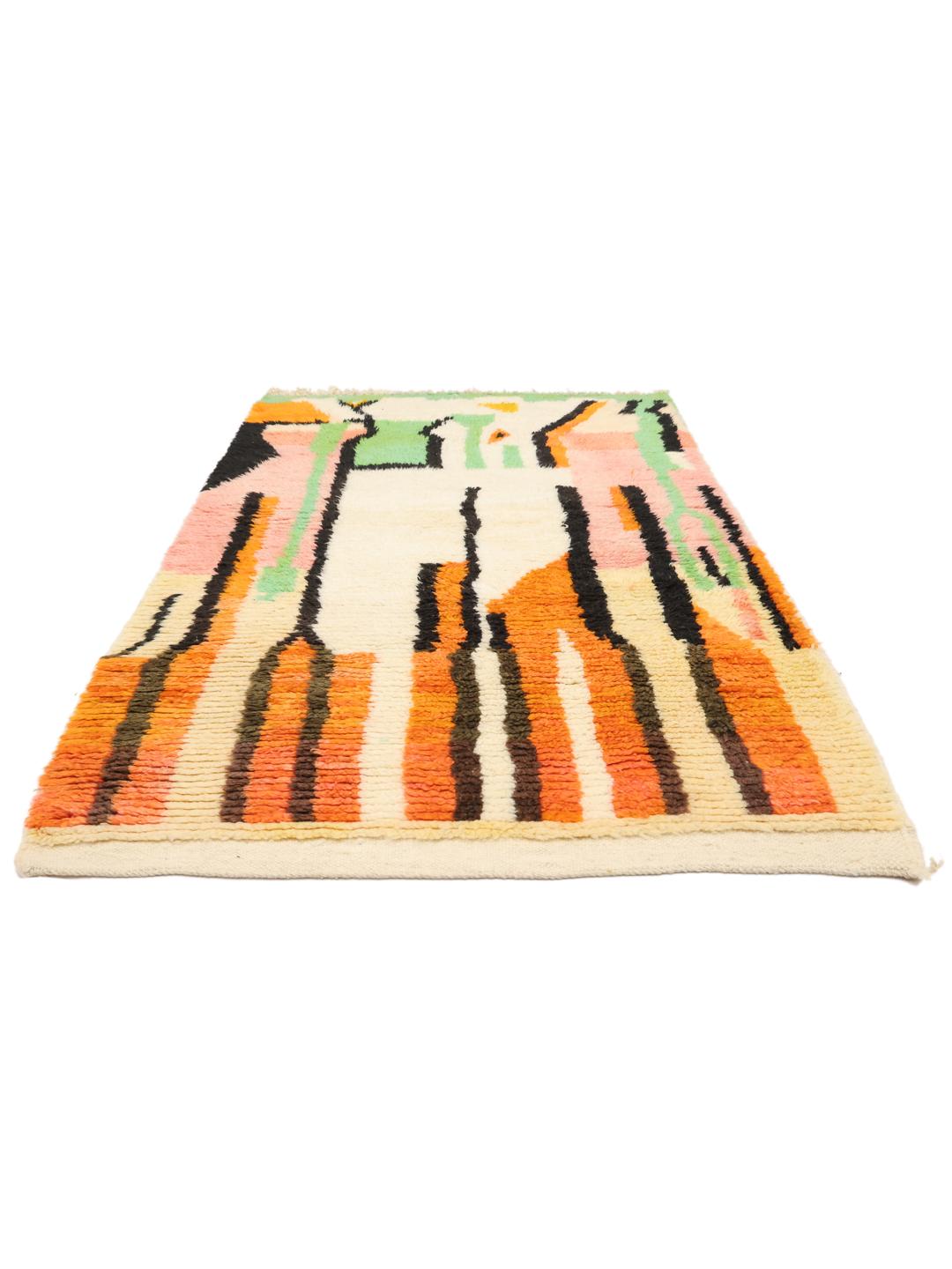 Een levendig, handgeknoopt Marokkaans Berber tapijt met abstracte motieven en felle kleuren.