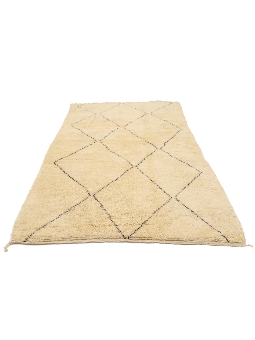 Handgeknoopt beige Beni Ourain-tapijt uit Marokko met een donker ruitpatroon