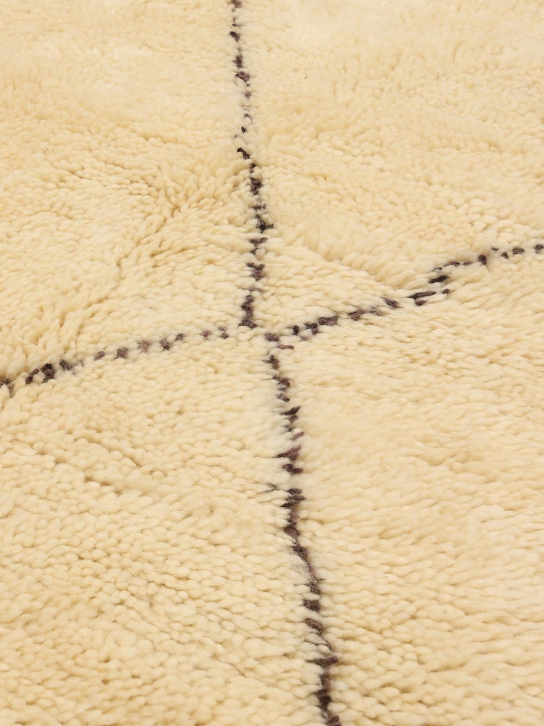 Handgeknoopt beige Beni Ourain-tapijt uit Marokko met een donker ruitpatroon