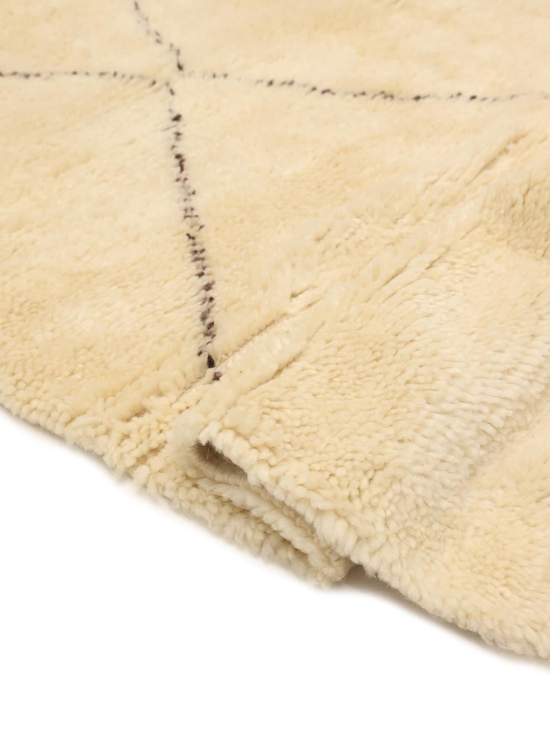 Handgeknoopt beige Beni Ourain-tapijt uit Marokko met een donker ruitpatroon