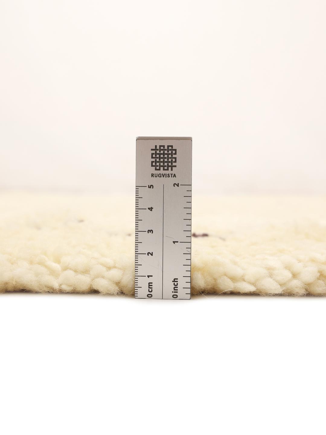 Handgeknoopt beige Beni Ourain-tapijt uit Marokko met een donker ruitpatroon