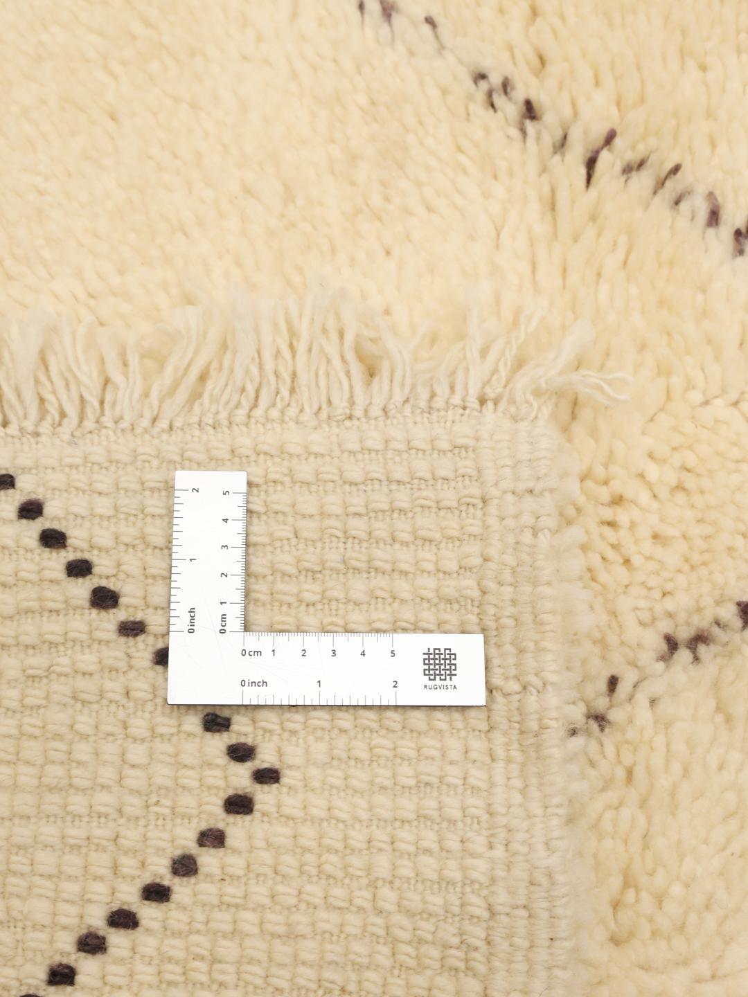 Handgeknoopt beige Beni Ourain-tapijt uit Marokko met een donker ruitpatroon