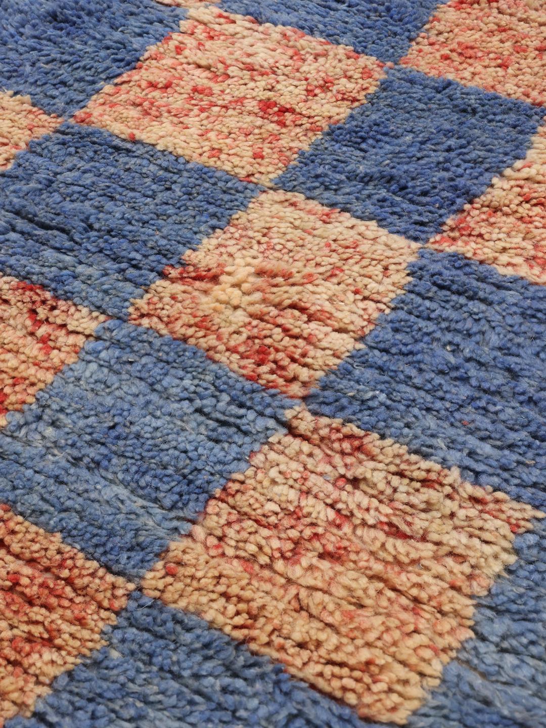 Tapis berbère Beni Ourain noué à la main, originaire du Maroc, avec un motif à damier bleu et beige