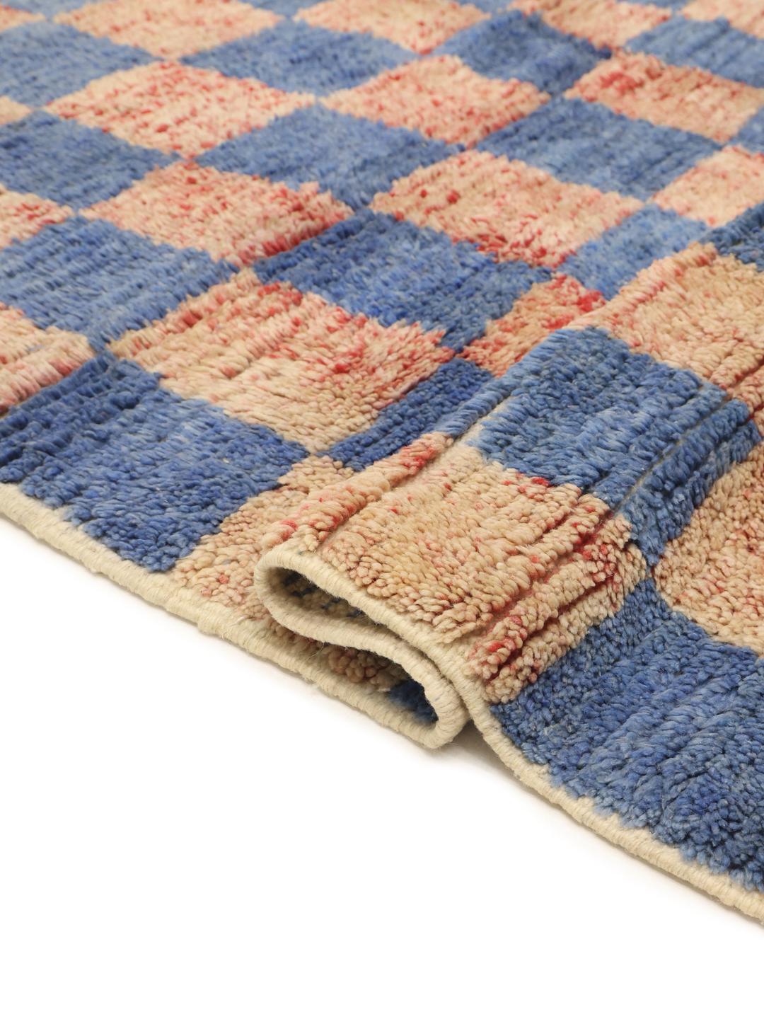 Tapis berbère Beni Ourain noué à la main, originaire du Maroc, avec un motif à damier bleu et beige