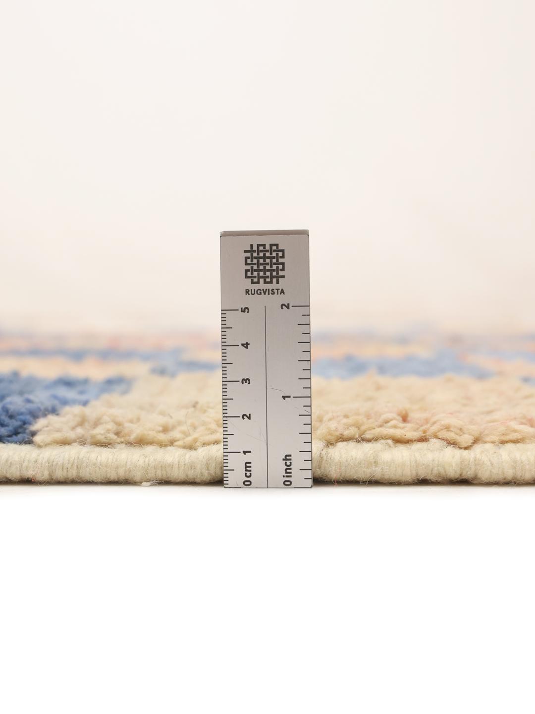 Tapis berbère Beni Ourain noué à la main, originaire du Maroc, avec un motif à damier bleu et beige