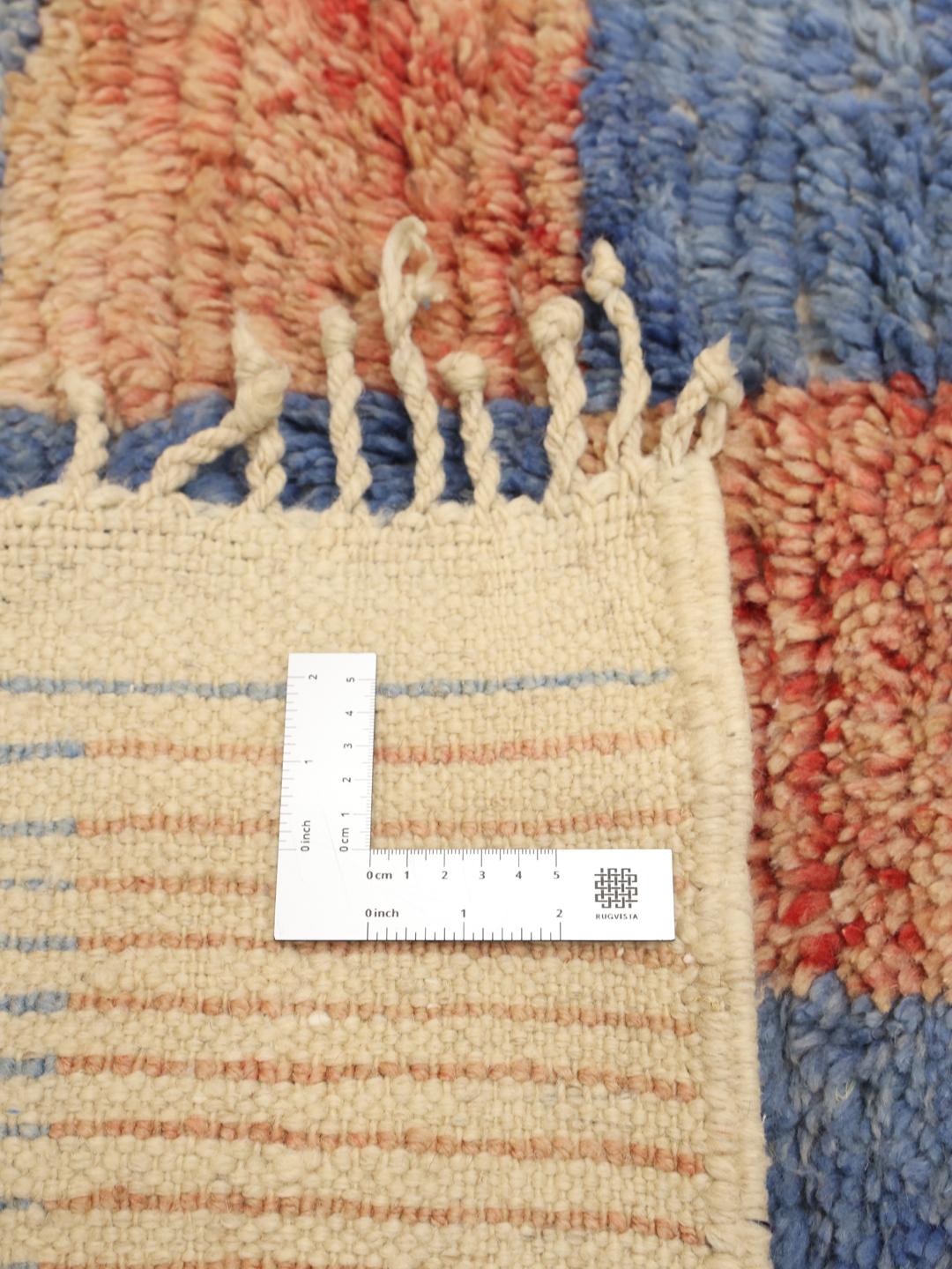Tapis berbère Beni Ourain noué à la main, originaire du Maroc, avec un motif à damier bleu et beige