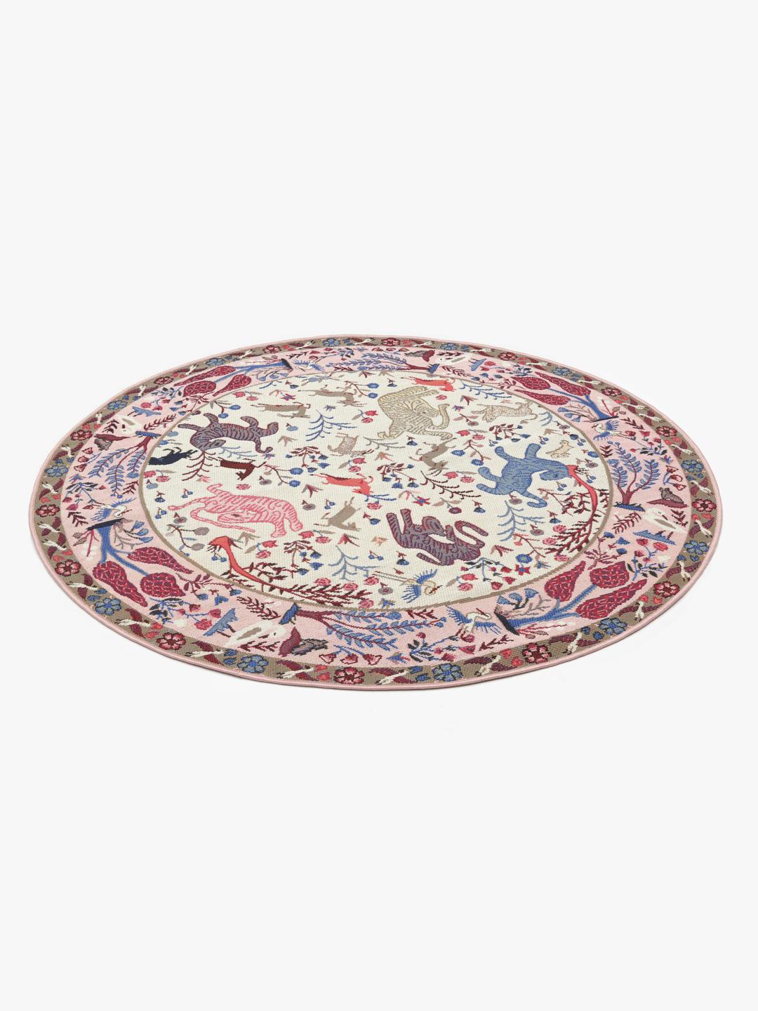 rond roze tapijt met diermotieven