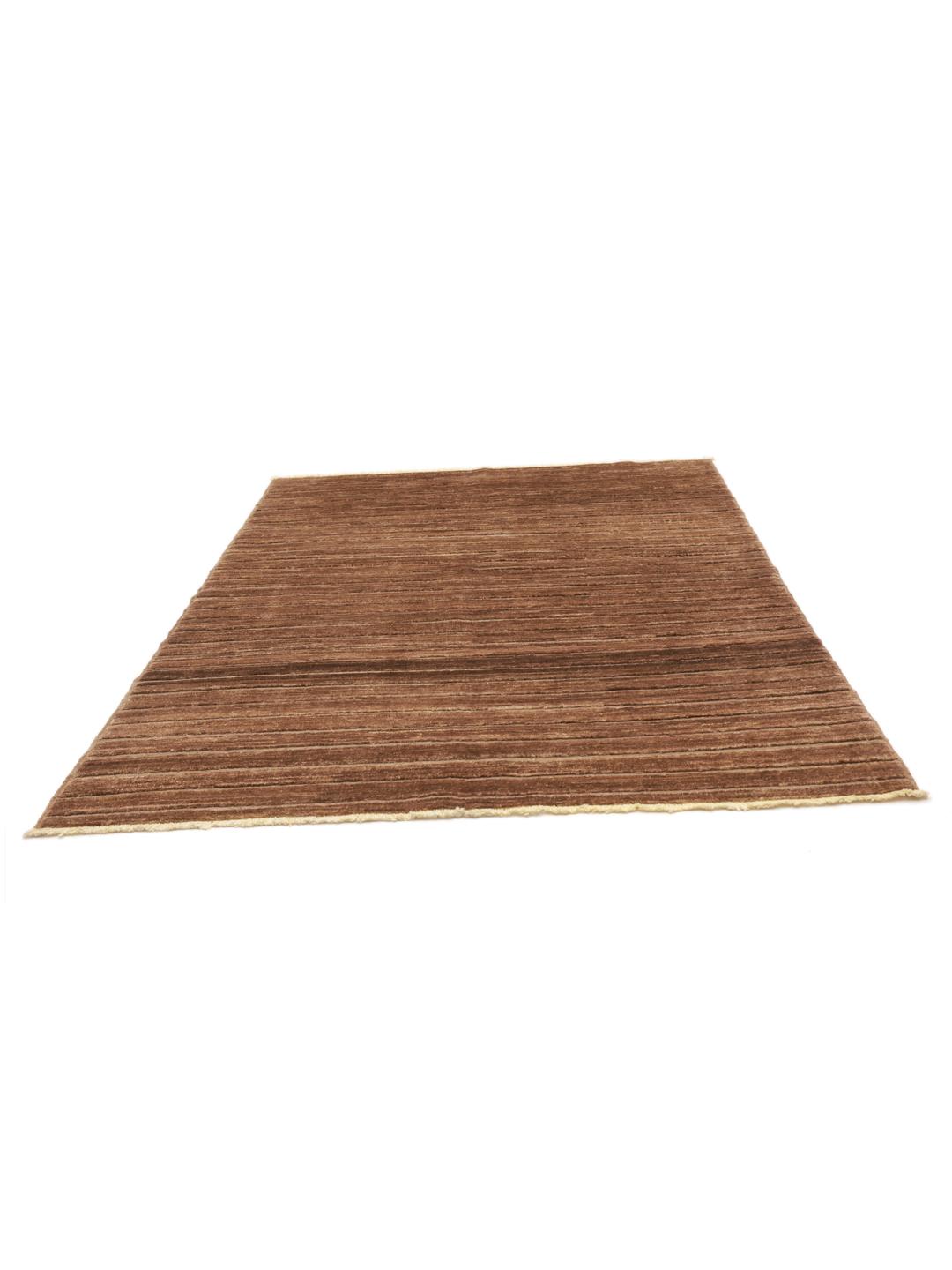 Een handgeknoopt Gabbeh Modern tapijt uit Afghanistan in een diepbruine kleur.