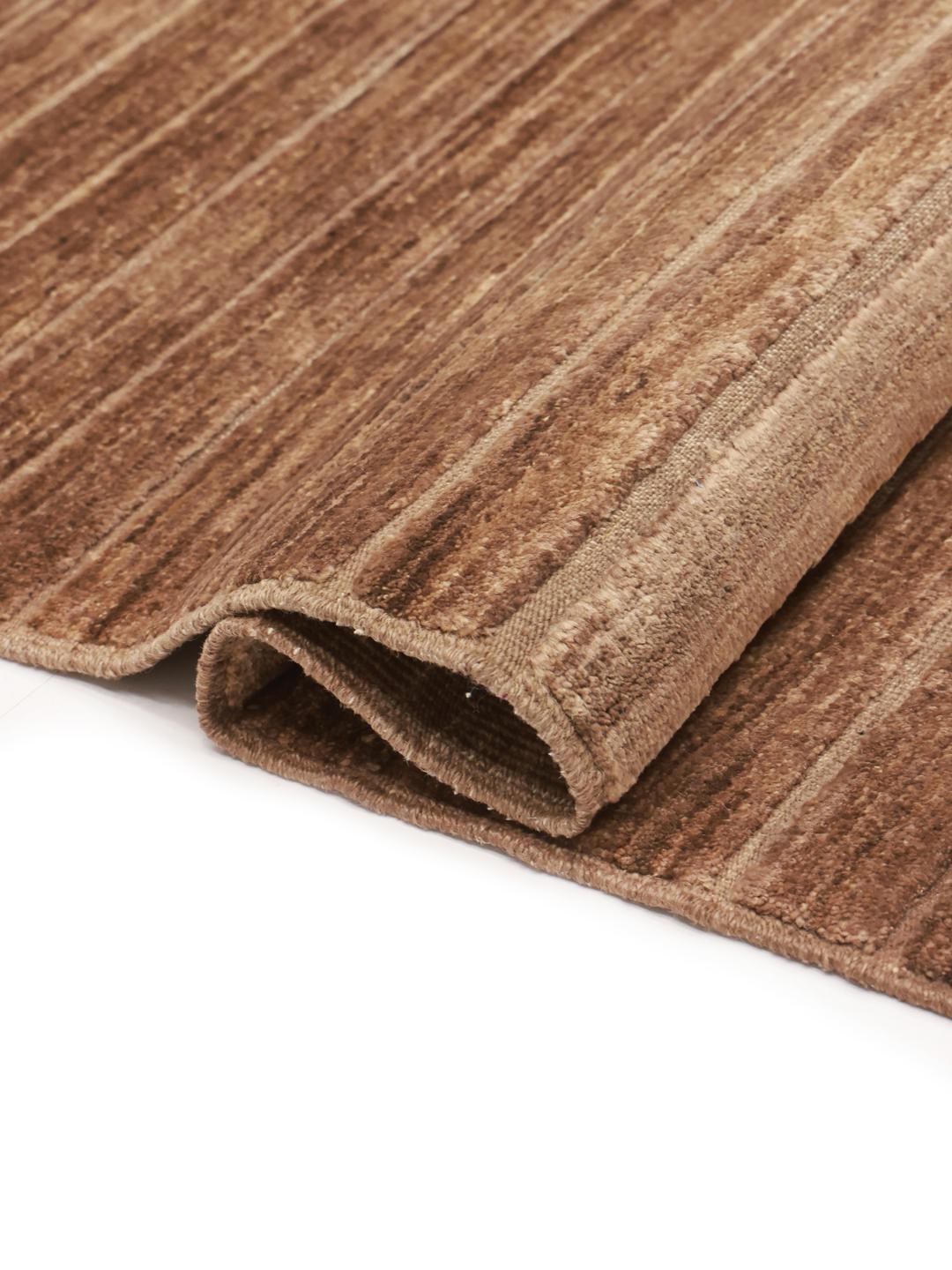 Een handgeknoopt Gabbeh Modern tapijt uit Afghanistan in een diepbruine kleur.