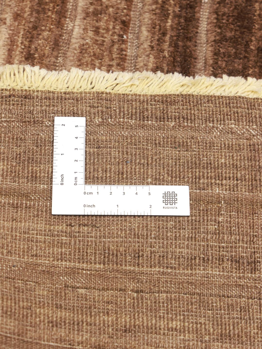 Een handgeknoopt Gabbeh Modern tapijt uit Afghanistan in een diepbruine kleur.