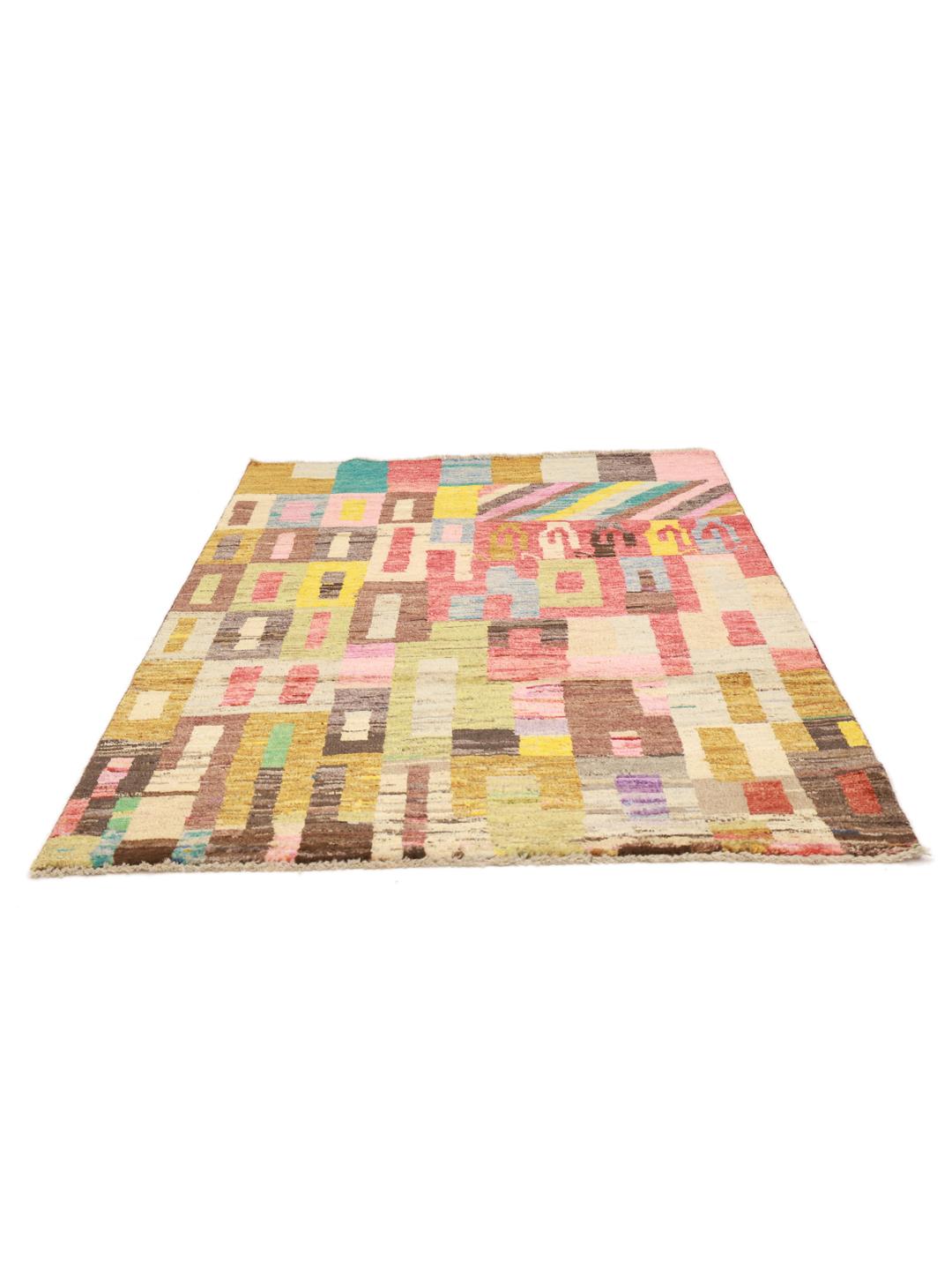 Een handgeknoopt multicolor Berber-tapijt uit Afghanistan met geometrische patronen.