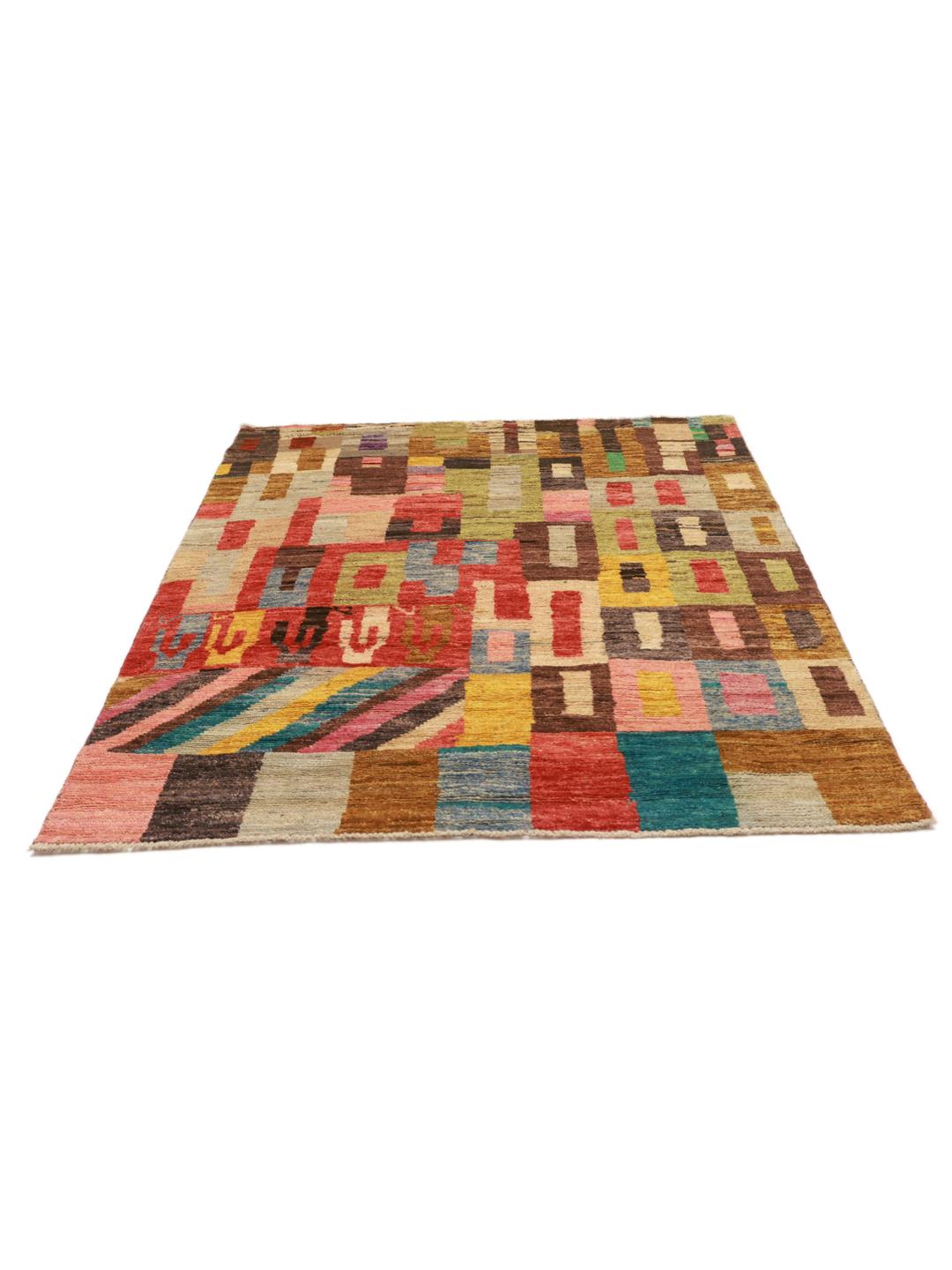 Een handgeknoopt multicolor Berber-tapijt uit Afghanistan met geometrische patronen.
