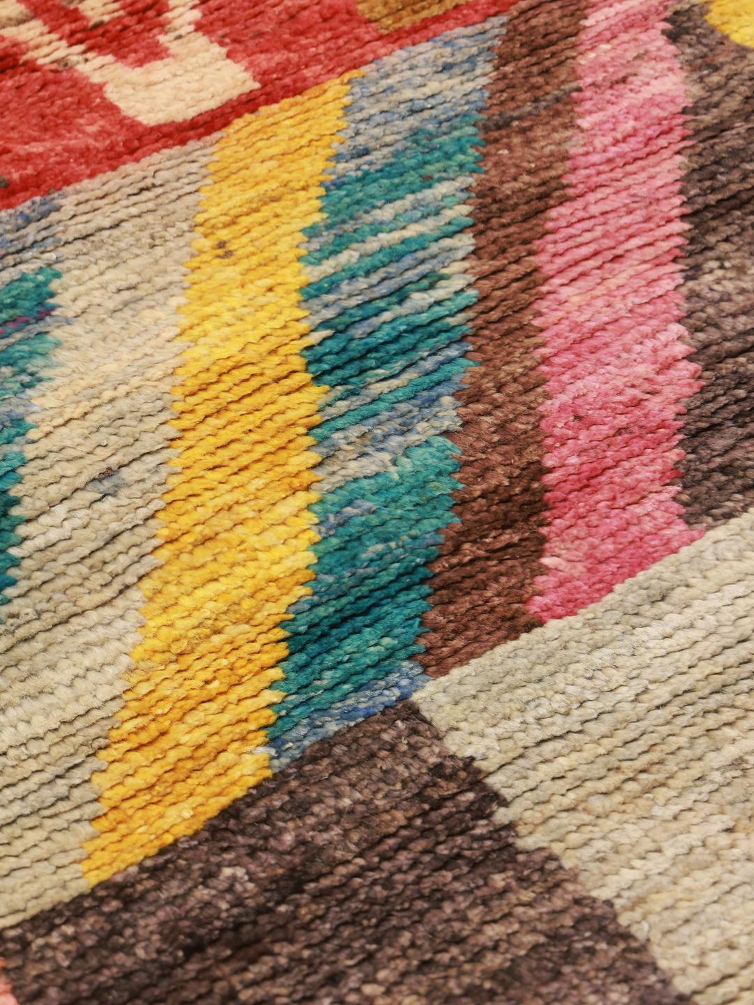 Een handgeknoopt multicolor Berber-tapijt uit Afghanistan met geometrische patronen.