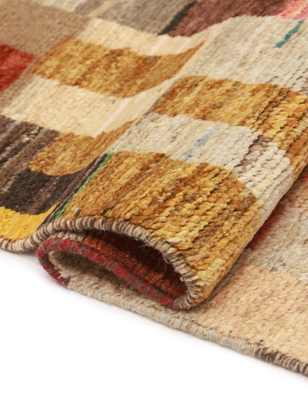 Een handgeknoopt multicolor Berber-tapijt uit Afghanistan met geometrische patronen.