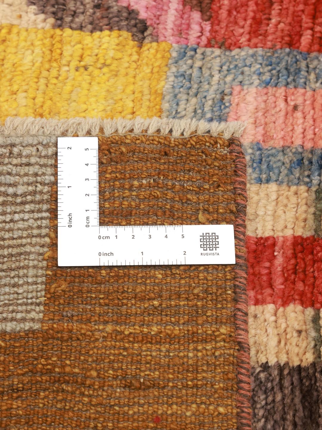 Een handgeknoopt multicolor Berber-tapijt uit Afghanistan met geometrische patronen.
