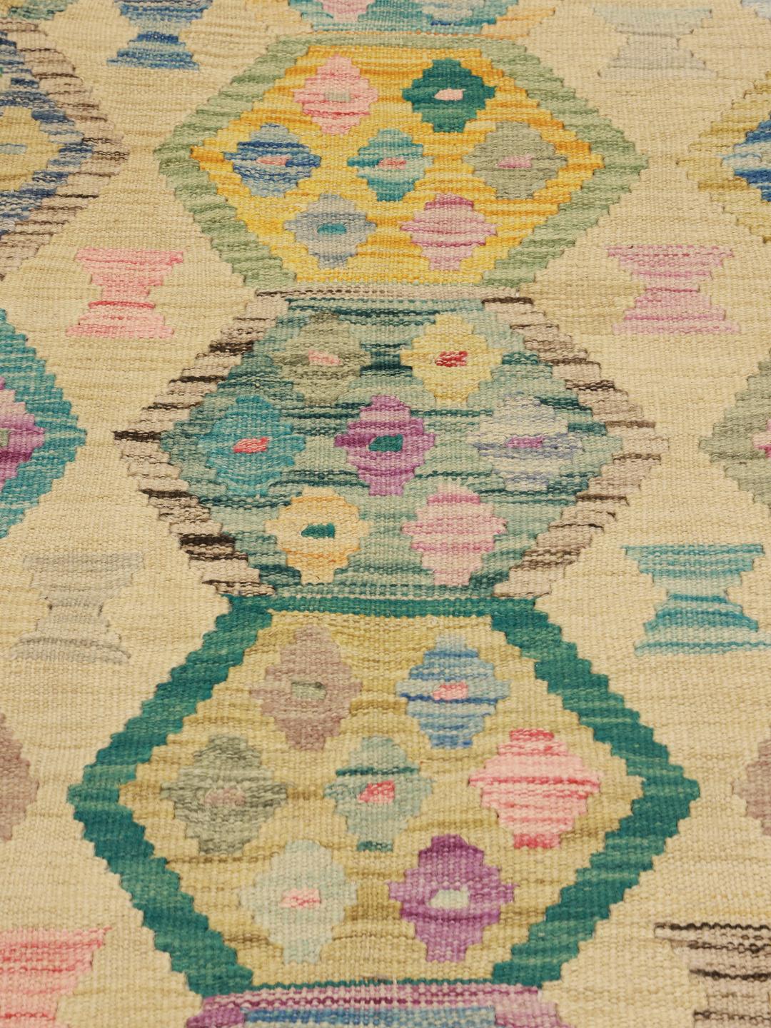 Handgeweven Afghaans Kelim-tapijt met kleurrijke geometrische zeshoekige motieven in veelkleurige wol.