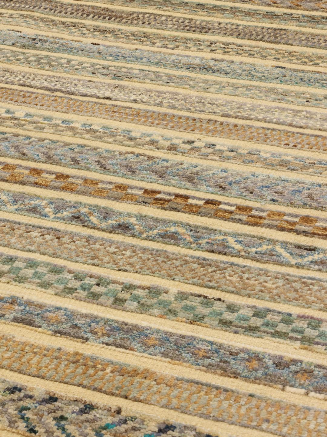 Håndknyttet afghansk Gabbeh Modern-tæppe med et beige og flerfarvet stribet mønster