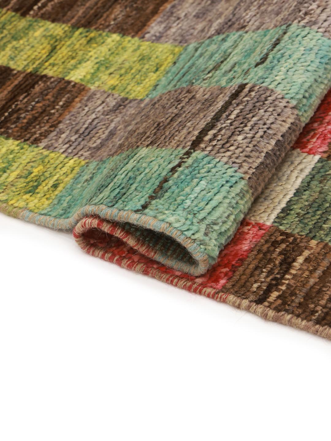 En färgglad handknuten afghansk matta med ett geometriskt blockmönster i Wool