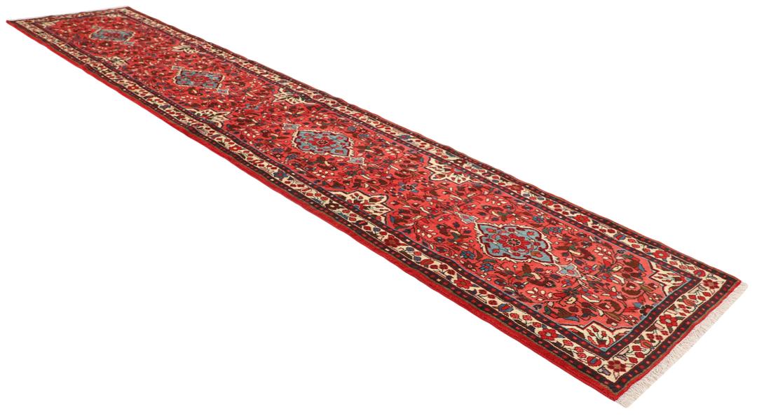Een met de hand geknoopte Rudbar loper met een donkerrood veld en verfijnde bloemmedaillonpatronen.