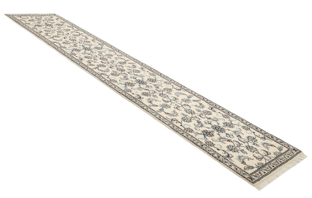 Håndknyttet beige løber fra Mellemøsten med indviklede blomstermønstre.