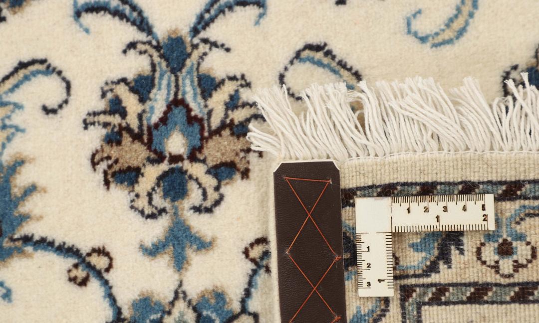 Håndknyttet beige løber fra Mellemøsten med indviklede blomstermønstre.