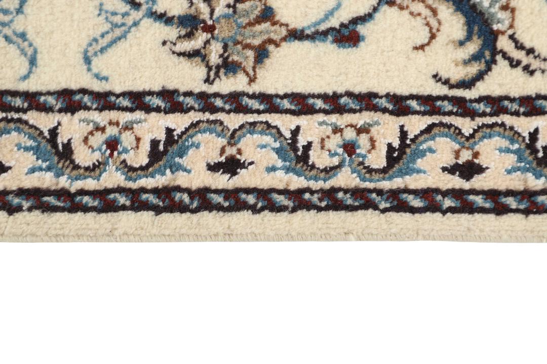 En håndknyttet beige løber med indviklede blå og blomstrede mønstre fra Mellemøsten
